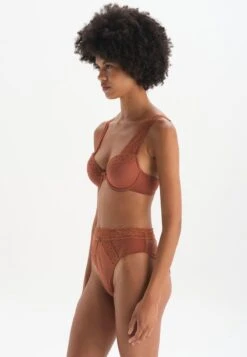 T-Shirt BH - Brown -Dagİ 5b12f7532b1d4234b32fc7699d274d26